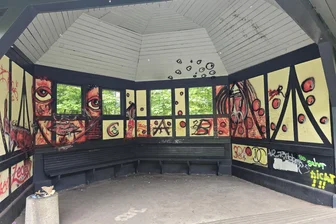 Stadtpark in Werdau: Unbekannte beschmieren erneut Pavillon - Der Pavillon im Werdauer Stadtpark wurde mit Schmierereien verschandelt.