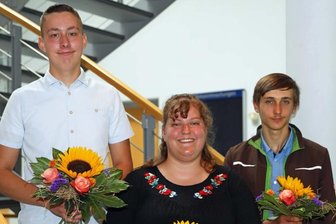 Stadtpflanze aus Berlin erarbeitet sich auf dem Dorf gute Noten - Dominik Bößneck aus Schönberg, Linda Ganzer aus Fraureuth und Jannik Biereigel aus Langenchursdorf (von links) sind die besten Azubis bei den Landwirten, bei den Tierwirtinnen und bei den Fachpraktikern Landwirtschaft.