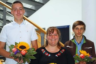 Stadtpflanze aus Berlin erarbeitet sich auf dem Dorf gute Noten - Dominik Bößneck aus Schönberg, Linda Ganzer aus Fraureuth und Jannik Biereigel aus Langenchursdorf (von links) sind die besten Azubis bei den Landwirten, bei den Tierwirtinnen und bei den Fachpraktikern Landwirtschaft.
