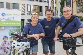 Stadtradeln 2023: Chemnitz tritt wieder in die Pedale - Machen mit – und satteln auf: Jana Kühn, Kilian Tasche und Kai Rösler (von links) wollen während der 21 Tage dauernden Aktion Stadtradeln möglichst komplett aufs Auto verzichten. Über ihre Erfahrungen werden sie in einem Blog berichten.