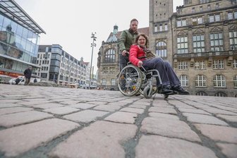 Stadträte fordern Geld für Marktplatz - Die Fugen im Marktpflaster sind für Rollstuhlfahrer besonders tückisch. Simone Emmrich ärgert sich schon lange Zeit über das unbequeme und fast unmögliche Vorwärtskommen, weil sie häufig mit den Rädern auf dem Belag hängen bleibt. Deshalb ist sie auf Hilfe ihres Sohnes Marco angewiesen.