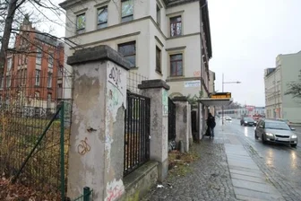 Stadträte fordern mehr Geschäfte an der Limbacher Straße - Die Häuserzeile an der Limbacher Straße zwischen Barbarossa- und Kanzlerstraße soll wieder geschlossen werden. Stadträte wollen, dass in den Erdgeschossen Geschäfte eingerichtet werden dürfen.