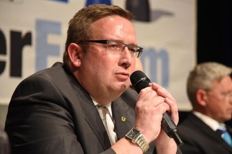 Stadträte rütteln am teilnahmslosen OB - Horn am Mikro: Der OB lasse es oft bei Begrüßungen und Allgemeinem ohne eigene Akzente, so die Kritik.