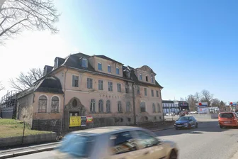 Stadträte sehen geplanten Aldi-Umzug im Südwesten von Chemnitz kritisch - Auf diesem Gelände unmittelbar neben dem Simmel-Markt in Siegmar will Aldi einen neuen Supermarkt bauen. Das unter Denkmalschutz stehende Sparkassen-Gebäude darf dafür laut Rathaus abgerissen werden.