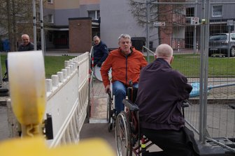 Stadträte setzen sich eine Stunde lang in den Rollstuhl: Wie barrierefrei ist Zwickau? - Die Stadträte Michael Luther (CDU), Raphael Kürzinger (CDU) und Tristan Drechsel (BfZ) (v.l.) nahmen an der Simulation teil.