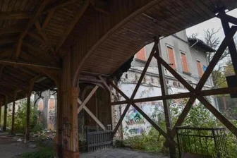 Stadträte stimmen für Abriss des Limbacher Bahnhofes - Lässt sich das 1871 errichtete Limbacher Bahnhofsgebäude (rechts) samt der Holzüberdachung der Bahnsteige aus dem Jahr 1909 noch retten?