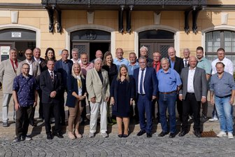 Stadtrat Annaberg-Buchholz: Die neuen Gesichter und künftigen Kräfteverhältnisse - Der neue Stadtrat von Annaberg-Buchholz: vordere Reihe von links: Hennig Niehus, Steffen Simon, Kerstin Gerlach, Karl-Heinz Vogel, Bürgermeisterin Anke Hanzlik, Oberbürgermeister Rolf Schmidt, Frank Dahms, Thomas Prantl, Georg-Stefan Seidl; hintere Reihe von links: Andreas Müller, Willy Beckert, Udo Richter, Michelle Baier, Olaf Berndt, Marc Schwan, Thomas Siegel, Rico Baden, Kathleen Bauch, Robert Kanzler, Mario Hanke, Wolfgang Ochmann, Hans-Joachim Fischer, Nico Schreiter, Jens Andermann, Willy Frost und Patrick Salzer. Nicht im Bild: Thomas Fischer und Joachim Borges.