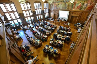 Stadtrat Chemnitz: BSW zahlt in zäher erster Sitzung Lehrgeld - Der neu gewählte Chemnitzer Stadtrat trat in dieser Woche zu seiner ersten Sitzung zusammen. Durch die neuen Kräfteverhältnisse hat sich auch die Sitzordnung geändert. Die arg dezimierten Fraktionen der Linken und der Grünen rückten auf hintere Reihen, die vorderen Plätze nehmen CDU/FDP, AfD und BSW ein.