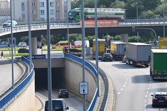 Stadtrat entscheidet: Am Überflieger bleibt alles, wie es ist - Die Stadtverwaltung will mit Tempo 50 für mehr Sicherheit am Überflieger sorgen. Ob es dazu kommt, ist noch unklar.