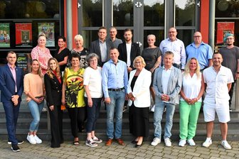 Stadtrat Frankenberg: AfD stellt ihre eigene Fraktion in Frage - Der neue Stadtrat Frankenberg. Vorn, von links: Bürgermeister Oliver Gerstner, Birgit Mohr (BSW), Sylvi Maria Bergelt, Ute Franke, Dorothea Canzler, Andreas Schramm, Ute Nebe, Ralf Neumann (alle CDU), Yvonne Schüßler und Jürgen Stein (beide AfD). Dahinter, von links: Romy Mühl, Katja Fischer (beide BSW), Karin Lohfink, Volker Kluge, Jörg Brandstädter (alle CDU), Steven Kempe (SPD), Nicole Wagner, Frank Urbanek, Mario Schröder (alle AfD) und Tina Krause (Linke). Es fehlen: Margret Witzschel-Weinhold (BSW), Elko Schulze und Heinz Jürgen Matthes (beide AfD).