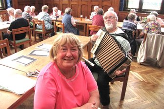 Stadtrat Geringswalde fegt Pläne für Seniorenbeirat vom Tisch - Angebote für Ruheständler gibt es in Geringswalde reichlich. Hier ein Liedernachmittag mit Initiatorin Ute Eschner und Musiker Uwe Ruder.