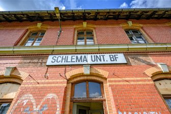 Stadtrat gibt grünes Licht: Bahnhof im Erzgebirge wird Höhepunkt der Landesgartenschau 2026 - Der Bahnhof Niederschlema mit seiner Fassade in unverputztem Klinker und manchem Detail, das sich erst beim zweiten Hinsehen erschließt.