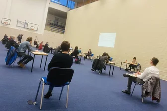 Stadtrat gibt Mittweidas Oberbürgermeister mehr Entscheidungsrechte - Die Tische und Stühle für die Stadtratssitzung am Donnerstag in der Sporthalle am Schwanenteich standen sicherheitshalber verteilt.