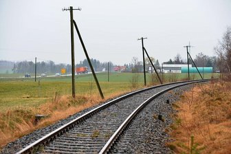 Stadtrat Großschirma lehnt Solar-Pläne an Bahntrasse ab - Eigentlich sollte beidseitig der Bahnstrecke B 101 nahe Großvoigtsberg in Richtung Obergruna - hier im Hintergrund Großvoigtsberg - eine Photovoltaikanlage entstehen. Das Projekt ist jetzt im Großschirmaer Stadtrat abgelehnt worden. 