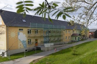 Stadtrat hält sich Hintertür für den Haushalt offen - Das Gerüst zeigt es: An der Grundschule Elterlein besteht Reparaturbedarf. Die Dachinstandsetzung ist laut Stadtverwaltung bereits in der heißen Phase der Vorbereitung. Im jetzt beschlossenen Haushalt steht für die Bildungseinrichtung der größte Betrag im Bereich Werterhaltung. 