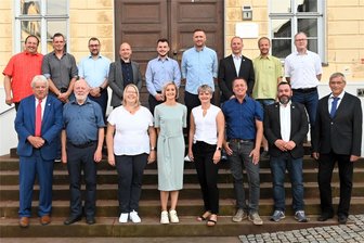 Stadtrat Hainichen : OB Greysinger hat jetzt eine Stellvertreterin - Der neue Stadtrat Hainichen, vorn von links: OB Dieter Greysinger (SPD), Detlef Wittstock (Linkspartei), Susanne Ulber (Bündnis Dorf Stadt, BDS), Dennise Lautenschläger (SPD), Barbara Gruner (Freie Wähler, FW), Jan Held (SPD), Lars Hermann (FW) und Donald Bösenberg (CDU). Dahinter von links: Thomas Kühn (SPD), Willi Teufert, Ronny Jacob (beide BDS), Nils Weber, Moritz Wagner, Sebastian Obendorf (alle FW), Sylvio Hännig, Ralph Martin und Nils Zornstein (alle CDU). Es fehlt Maximilian Kermes (FW).