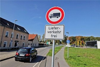 Stadtrat in Meerane plant: Parallel zur B 93 weniger Laster - Für einen Teil der Hohen Straße in Meerane gilt künftig ein Laster-Verbot.