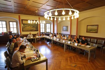 Stadtrat in Waldenburg: Wahl des Vize-Bürgermeisters wird Ritt auf Rasierklinge, dem eine Retourkutsche folgt - Blick in den Ratssaal in Waldenburg: Hier sitzen wieder 16 Stadträte am Tisch. Am Ende der abgelaufenen Legislaturperiode gehörten nur noch 14 Stadträte zum Gremium.