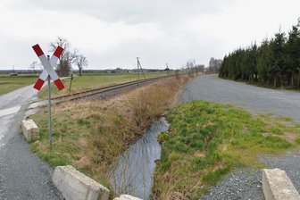 Stadtrat lehnt Solaranlage in Großvoigtsberg ab - Rechts und links der Bahnstrecke an der B 101 am Ortsausgang Großvoigtsberg in Richtung Obergruna, hier mit Blick nach Großvoigtsberg, sollte der Solarpark entstehen.