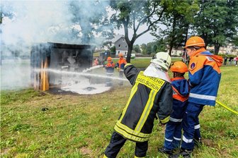 Stadtrat stimmt für neues Feuerwehrdepot in Vogelsgrün - In Vogelsgrün gibt es eine Jugendfeuerwehr. Im Bild ist der Nachwuchs bei einer Schauvorführung in diesem Sommer zu sehen. Damit die jungen Brandschützer später einmal ein ordentliches Depot vorfinden, hat jetzt der Stadtrat für einen Neubau in dem Auerbacher Ortsteil gestimmt.