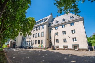 Stadtrat Thalheim stimmt Kaufverhandlungen für altes Gymnasium zu - vorerst - Das ehemalige Gymnasium in Thalheim: Derzeit befindet sich in einem kleinen Teil des Gebäudes die Montessorischule. 