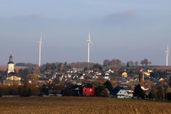 Stadtrat von Pausa-Mühltroff trifft sich zur Sondersitzung zum Thema Windkraft - Windkrafträder dominieren das Stadtbild von Pausa-Mühltroff aus der Entfernung.