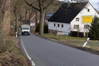 Stadtrat zieht Bauprojekt vor: Wichtige Ortsverbindung im Erzgebirge mehrere Monate gesperrt - Während der Straßensanierung soll unter anderem diese Engstelle beseitigt werden. Dazu muss auch der Baum gleich nach dem Ortseingang weichen.