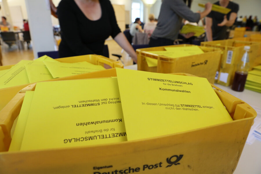 Stadtrat Zwickau: Die größte Verliererin gewinnt hauchdünn - Auszählung im Briefwahlbüro im Verwaltungszentrum Zwickau.