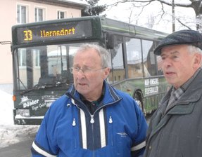 Werner Limbach und Volkmar Beger an der Bushaltestelle Kirche in Adelsberg