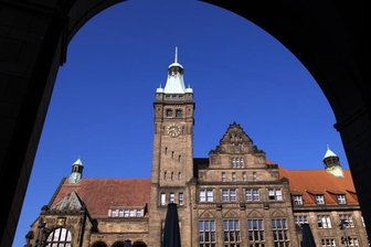 Stadtratssitzung beginnt mit Schweigeminute für Opfer des Flugzeugabsturzes -