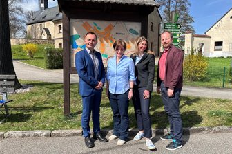 Stadtratswahl Burgstädt: Der ungewöhnliche Wahlkampf der SPD - Dirk Guhl (parteilos), Susanne Ruh, Simone Guhl (parteilos) und Robert Bilz (von links) kandidieren für die SPD für den Stadtrat in Burgstädt. Ihr Wahlprogramm haben sie jetzt vorgestellt, hier an einer Wandertafel in Mühlau.