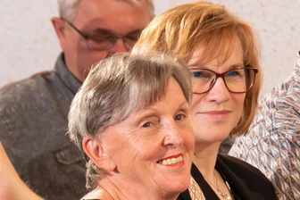 Stadtratswahl in Oelsnitz: Darum liegt die CDU plötzlich doch vorn - Frontfrau Marion Schröder und Stadtverbandschefin Jana Carabello sind zufrieden: Die CDU liegt im Rat vorn.