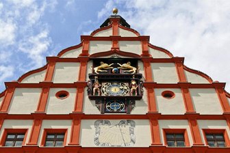 Stadtratswahl in Plauen: CDU nominiert deutlich weniger Kandidaten als vor fünf Jahren - Renaissance-Giebel des Alten Rathauses in Plauen: Die CDU hat ihre Bewerberinnen und Bewerber für die Stadtratswahl nominiert.