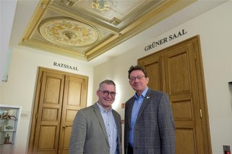 Stadtratswahl Reichenbach: Diese Bürgervertreter sind gewählt - Der Reichenbacher OB Henry Ruß (rechts) und sein Büroleiter Thomas Höllrich - beide Mitglied der Partei Die Linke - müssen künftig mit der AfD als stärkster Fraktion des Stadtrates arbeiten.