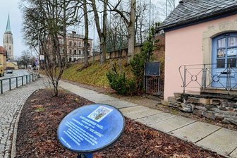 Stadtrundgang durch Falkenstein wird verlängert - Zum Stadtjubiläum will Falkenstein die Tafeln des Stadtrundganges - hier am Alten Spital - erneuern. Die Metallsäulen werden durch Granitstelen ersetzt. Außerdem wird der Stadtrundgang verlängert.
