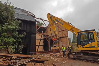 Stadtscheunen an der B 173 in Oederan sind abgerissen - was kommt jetzt dort hin? - In den Ferien hat Oederan die baufälligen Stadtscheunen an der B 173 abreißen lassen.