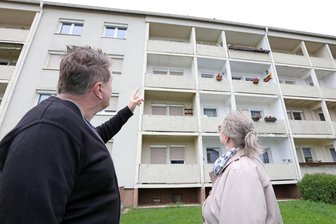 Stadttauben-Plage in Crimmitschau: Warum die Karl-Liebknecht-Siedlung zum Problemfall wird - Katrin Freyer zeigt Reporter Jochen Walther die Tauben-Hotspots in der Karl-Liebknecht-Siedlung. Die Leipzigerin fordert, dass der Vermieter etwas gegen die Ausbreitung der Tiere tut.