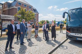 Stadtumbau in Sachsen: Warum Stollberg die Vorzeigestadt ist - Ein Bus fährt Presse und Vertreter des SMR durch die Stadt.