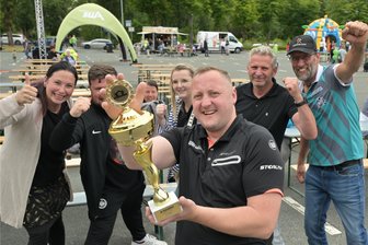 Stadtwerke Aue feiern buntes Familienfest zum 30-jährigen Bestehen - Dirk Barth aus Pöhla (vorn) hat das Dart-Turnier in Aue gewonnen.