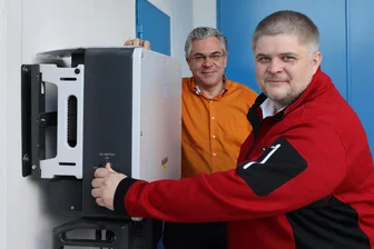 Stadtwerke-Chef aus Schwarzenberg spricht über das Defizit vom Sonnenbad, Strompreise und „Winterstrom“ - Stadtwerke-Geschäftsführer Sascha Wehrmann (vorn) und Schwarzenbergs OB Ruben Gehart 2024 bei der Inbetriebnahme der PV-Anlage in Sonnenleithe.