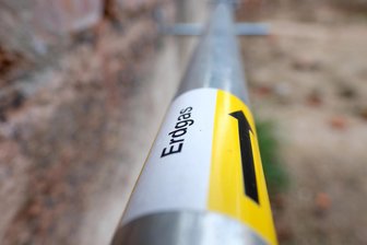 Stadtwerke erneuern Gas- und Stromnetz: Kreuzung im Erzgebirge zeitweise gesperrt - Ab Dienstag werden in Schneeberg alte Gas- und Stromleitungen getauscht.