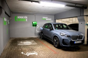 Stadtwerke im Erzgebirge erweitern Ladesäulennetz für E-Autos - In der Tiefgarage unter dem Markt wurde die Wallbox erneuert. Diese bietet nun zwei Ladepunkte.