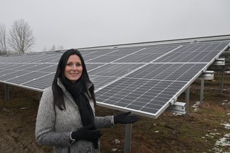 Stadtwerke im Erzgebirge setzen auf Photovoltaik - und investieren mehr als zwei Millionen Euro - In Wolfgangmaßen in Schneeberg ist eine Photovoltaikanlage installiert worden, im Bild Janice Kaiser, die Geschäftsführerin der Stadtwerke.