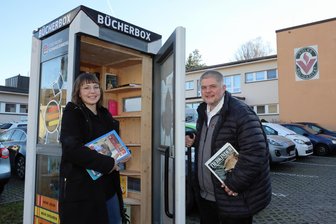 Stadtwerke im Erzgebirge sponsern weitere Bücherboxen - Bücherpatin Jenny Ullmann und Stadtwerke-Chef Sascha Wehrmann an der Bücherbox am Hofgarten in Schwarzenberg.