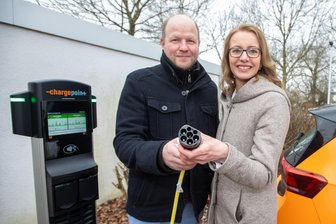 Stadtwerke nehmen neue E-Ladesäulen in Plauener Ortsteil in Betrieb - Stadtwerke-Chef Oliver Kalis und Julia Bühnert, Leiterin der Berufsgenossenschaftlichen Bildungsstätte, nahmen die neuen Ladesäulen in Jößnitz offiziell in Betrieb.