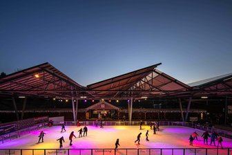 Stadtwerke Oelsnitz: Stark sinkende Strompreise und Eisbahn-Freude - Die Eisbahn im Oelsnitzer Freibad Elstergarten erfreut sich großer Beliebtheit. Am vergangenen Samstag gab es besonders großen Andrang.
