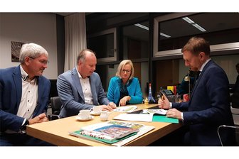 Stadtwerke Reichenbach erhöhen Strompreis 2024 deutlich - Landtagsabgeordneter Stephan Hösl sowie Lars Lange und Kerstin Müller von den Stadtwerken Reichenbach im Gespräch bei Ministerpräsident Michael Kretschmer (von links).