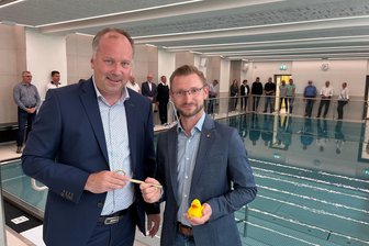 Stadtwerke Reichenbach übergeben frisch saniertes Hallenbad an die Stadt - Stadtwerkechef Lars Lange (l.) übergibt das sanierte Hallenbad an Randy Neidhardt.