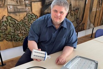 Stadtwerke rüsten Beleuchtung in Schwarzenberg auf LED um - Sascha Wehrmann, Geschäftsführer der Stadtwerke Schwarzenberg, zeigt die neue Technik. In der Hand hält er ein LED-Einschraubmodul und auf dem Tisch liegt ein kompletter Leuchtkopf für Straßenlampen.
