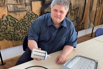 Stadtwerke rüsten Beleuchtung in Schwarzenberg auf LED um - Sascha Wehrmann, Geschäftsführer der Stadtwerke Schwarzenberg, zeigt die neue Technik. In der Hand hält er ein LED-Einschraubmodul und auf dem Tisch liegt ein kompletter Leuchtkopf für Straßenlampen.
